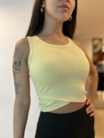 Musculosa Deportiva Crop con Top Incorporado y Ruedo Cruzado Mod. 26669